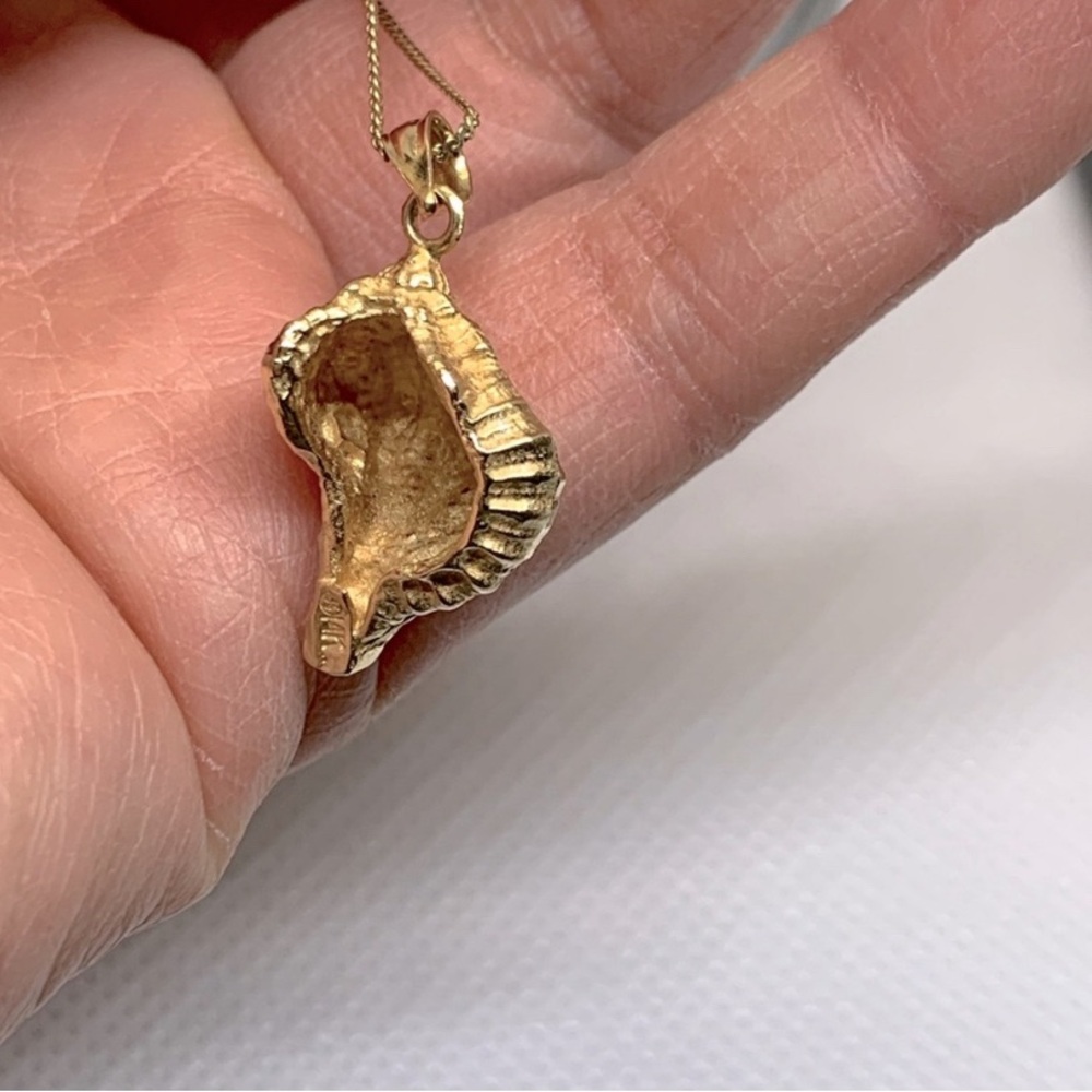 14k solid yellow Gold Shell Pendant. - Picture 4 of 7